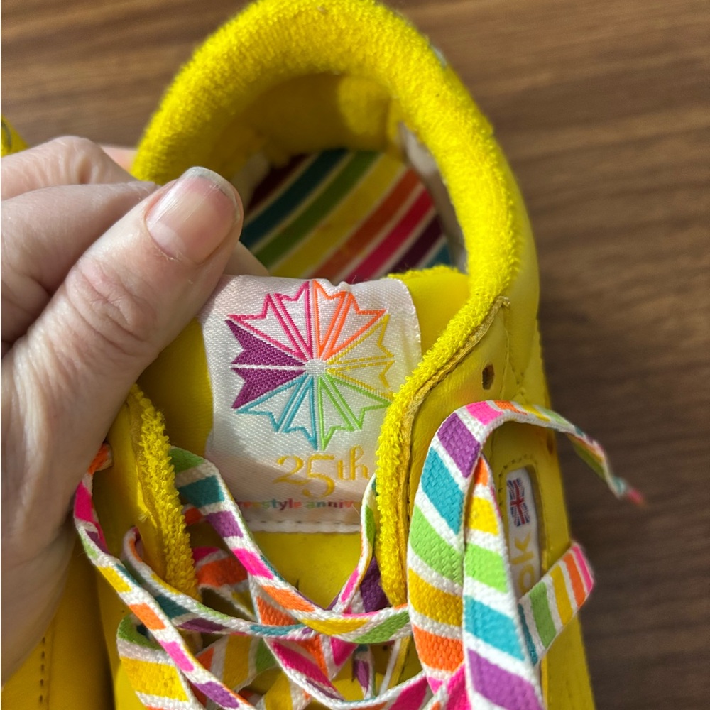 Reebok Classic Leather 25th Anniversary yellow sneakers with rainbow laces sz 10 - Picture 2 of 10